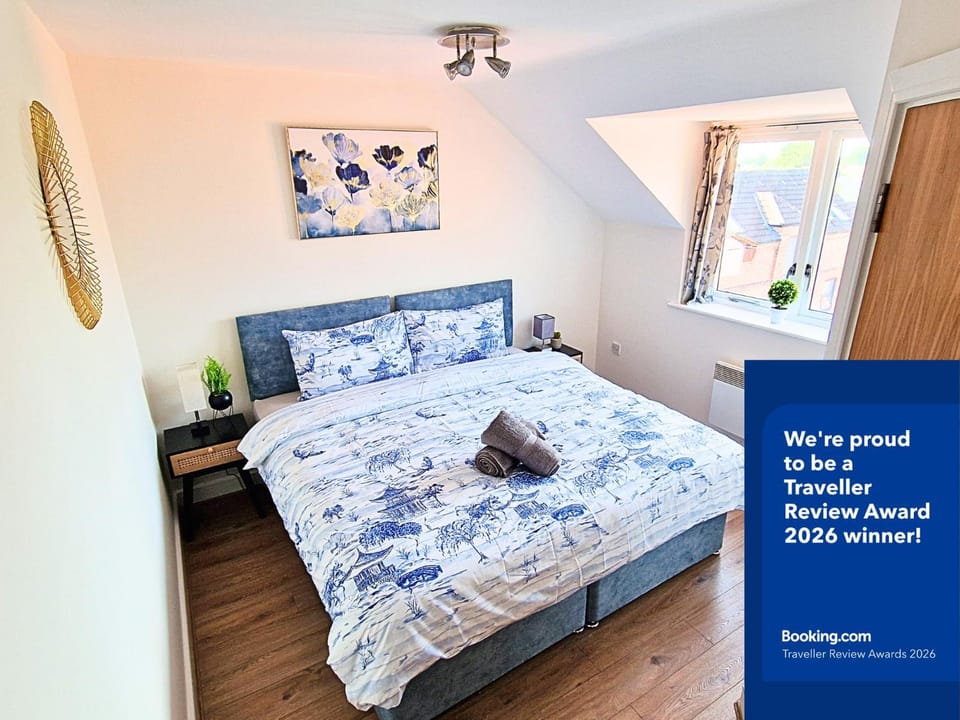 Bed, Photo of the whole room, Bedroom, towels