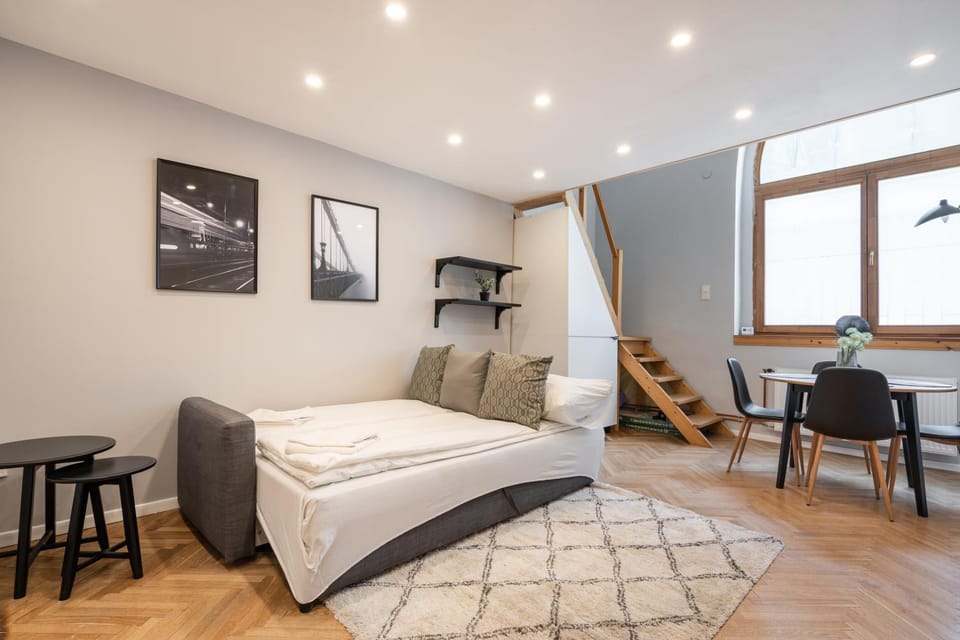 Bed, Living room, Photo of the whole room, Decorative detail, Seating area, Dining area, Bedroom, furniture