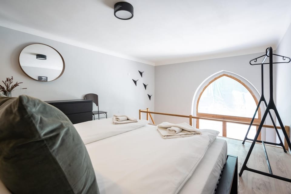 Bed, View (from property/room), View (from property/room), Photo of the whole room, Decorative detail, Decorative detail, Seating area, Bedroom
