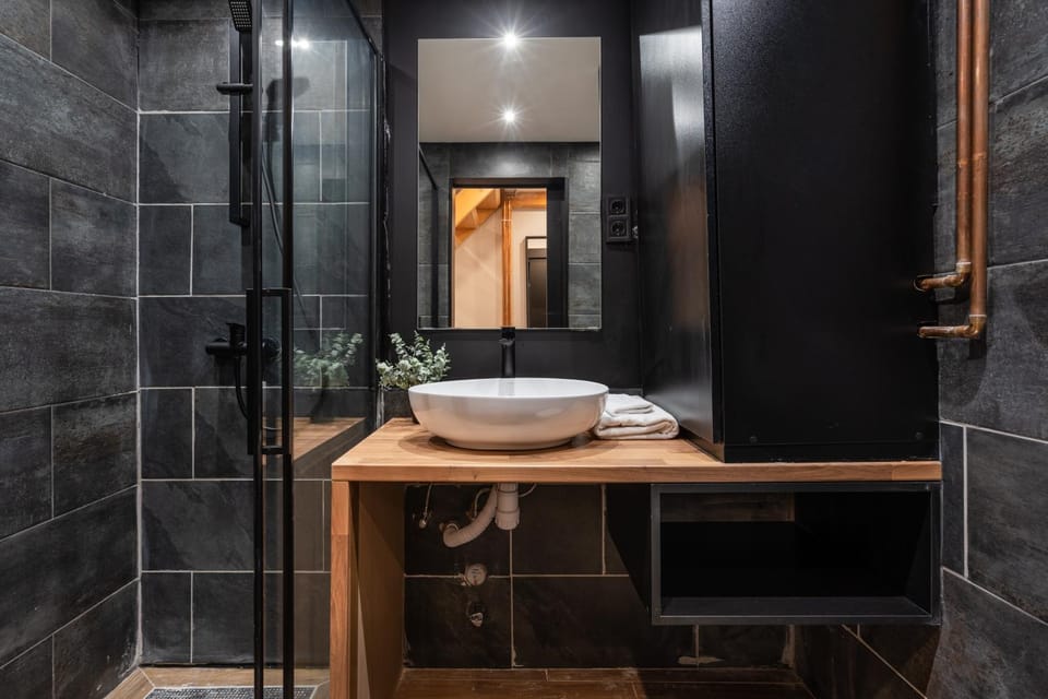 Shower, Toilet, Bathroom, Decorative detail, Decorative detail, bidet, towels