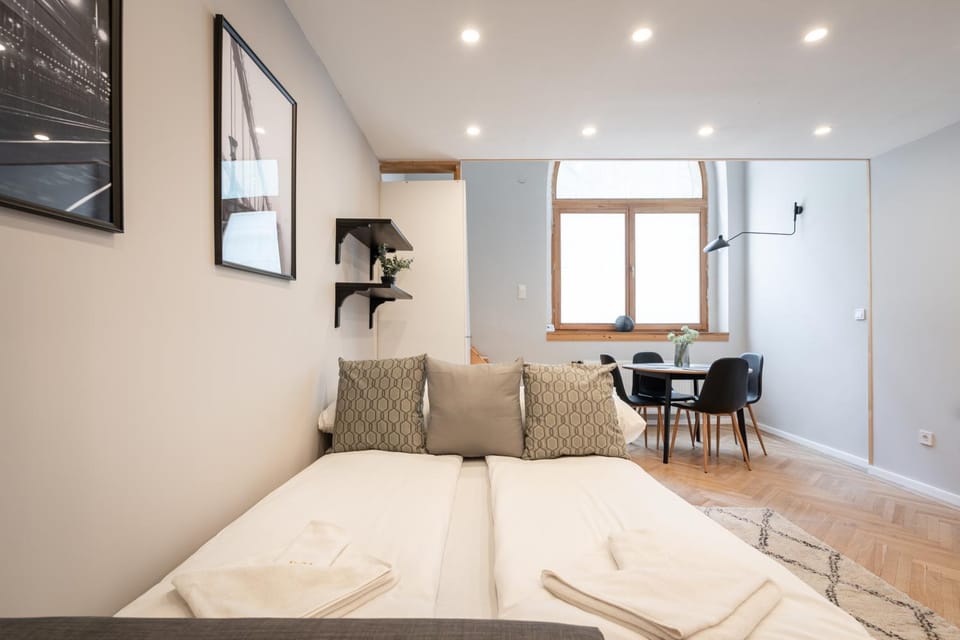 Bed, View (from property/room), View (from property/room), Photo of the whole room, Decorative detail, Seating area, Dining area, Bedroom, towels