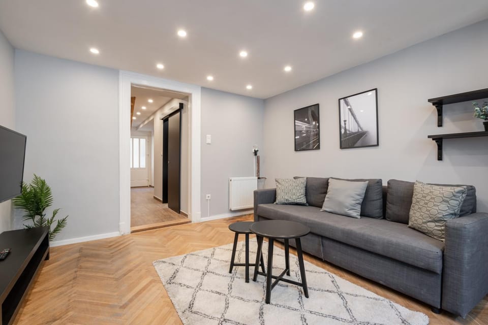 TV and multimedia, Living room, Seating area, Evening entertainment, Entertainment, Family, heating