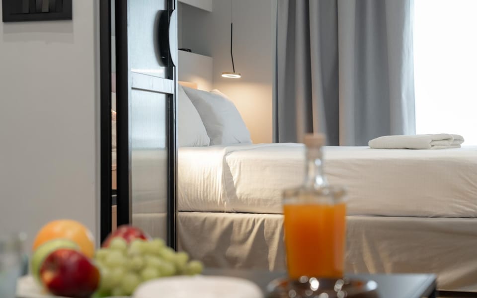 Bed, Food and drinks, Photo of the whole room, Bedroom, Food