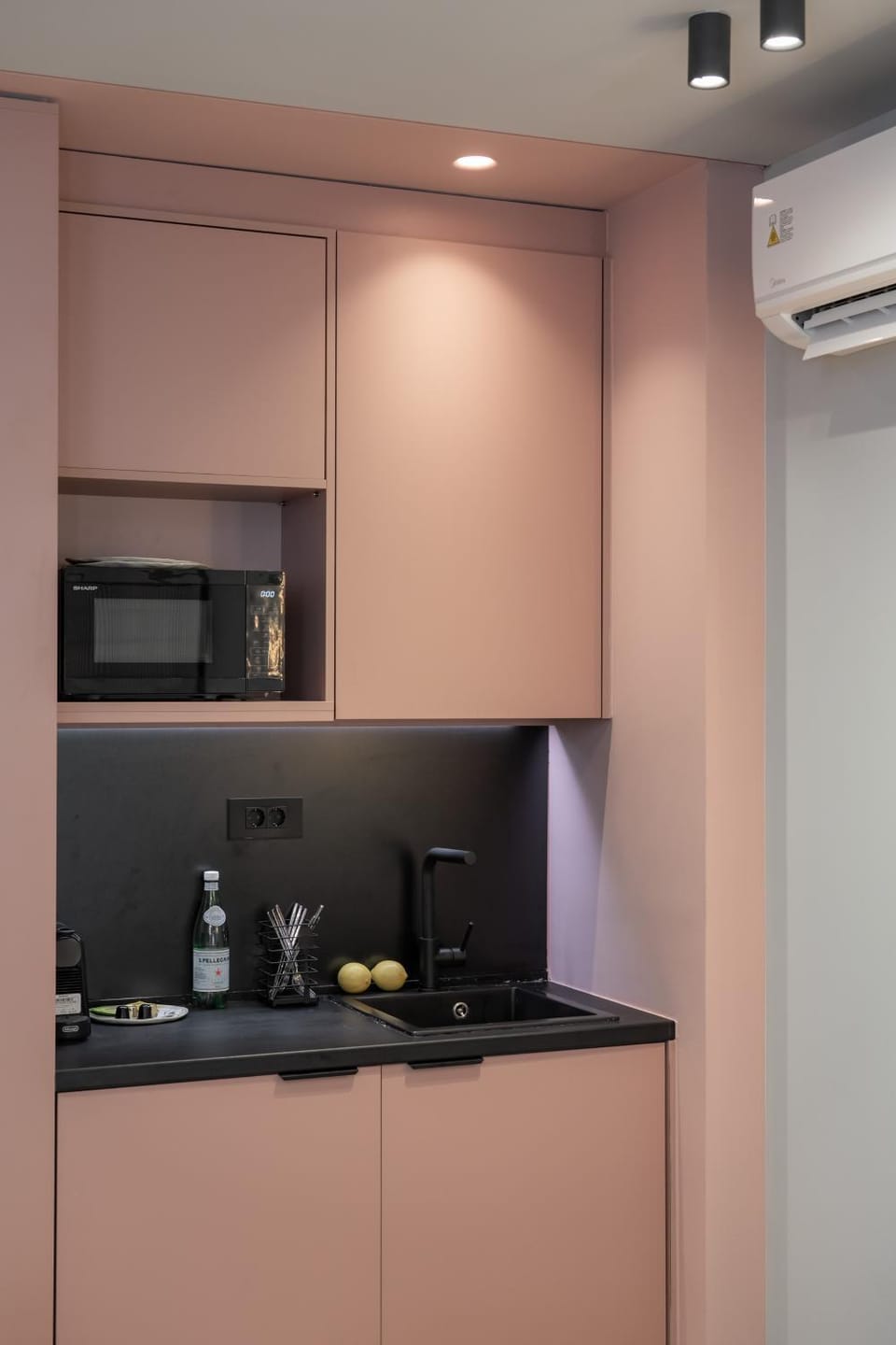 Kitchen or kitchenette, minibar, air conditioner