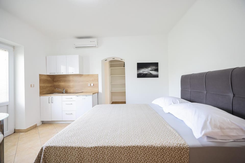 Kitchen or kitchenette, Photo of the whole room, Bedroom