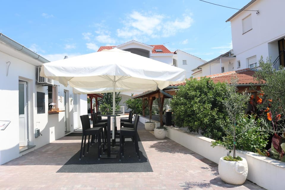 Restaurant/places to eat, Lounge or bar, Entertainment