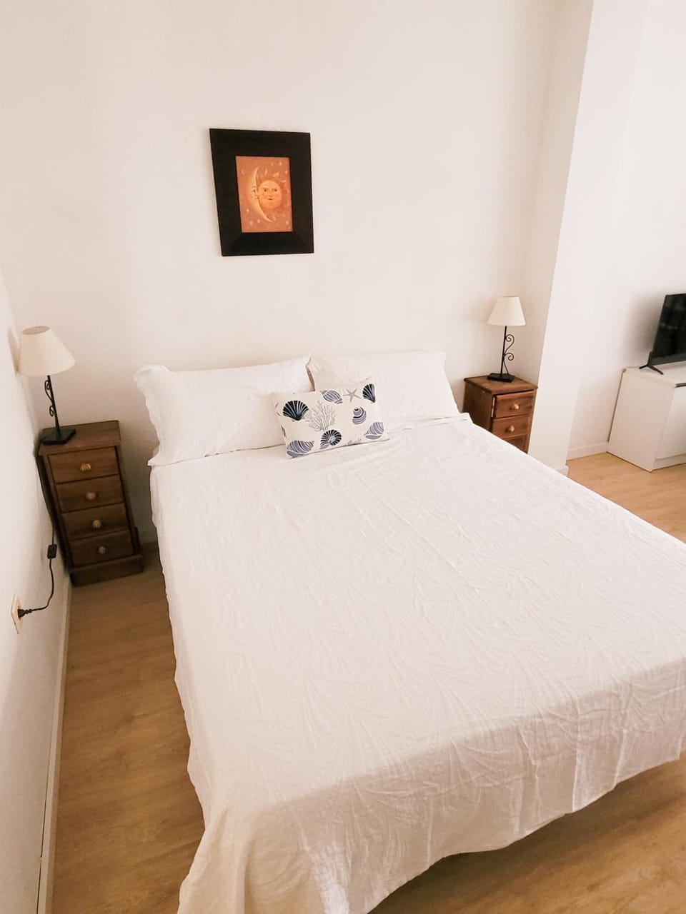 Bed, Photo of the whole room, Bedroom