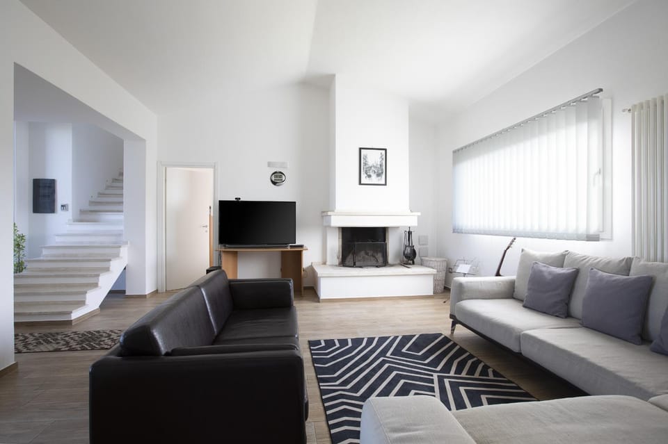 TV and multimedia, Living room, Seating area, Evening entertainment