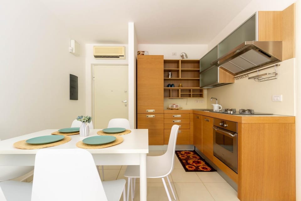 Kitchen or kitchenette, Dining area, air conditioner