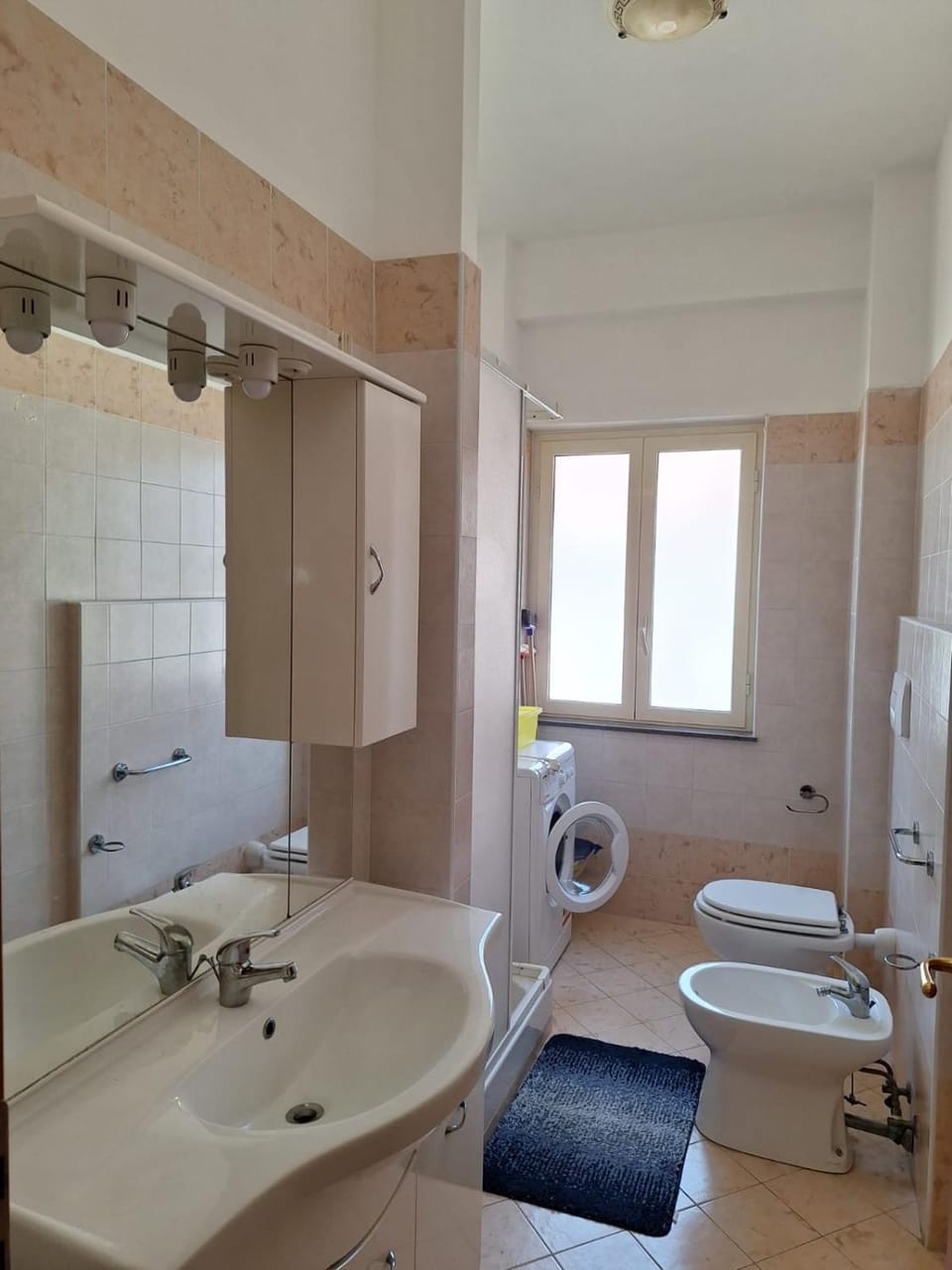 Shower, Toilet, Bathroom, bidet, towels, Internal: Not applicable to any particular room