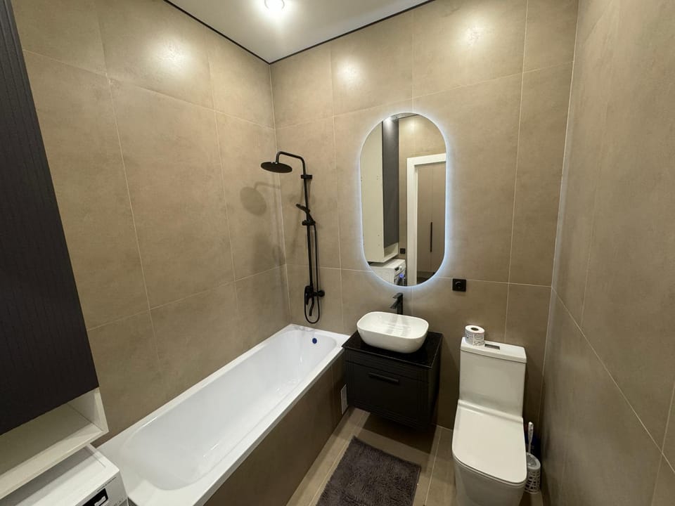Shower, Toilet, Property building, Bathroom, Bath