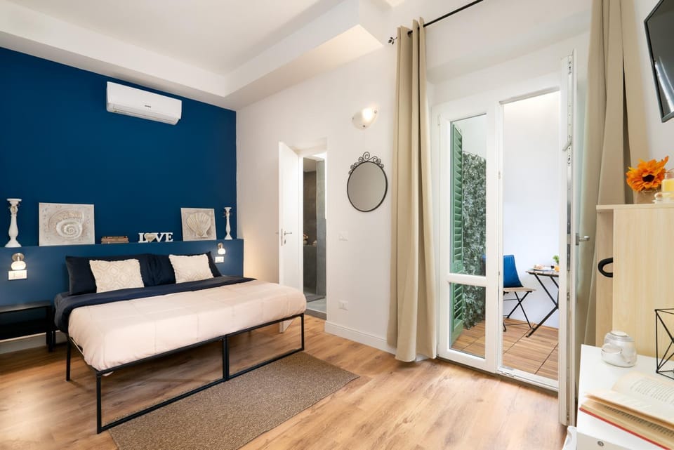 TV and multimedia, Balcony/Terrace, Photo of the whole room, Seating area, Bedroom