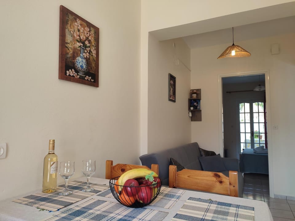 Living room, Seating area, Dining area, Food