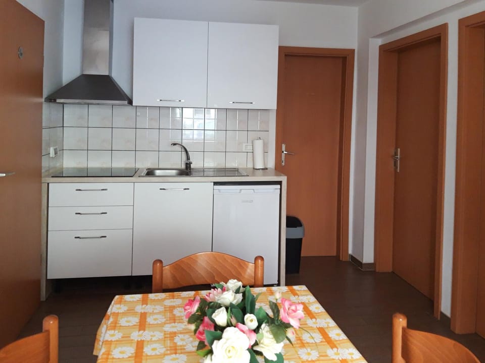 Kitchen or kitchenette, Dining area, stove