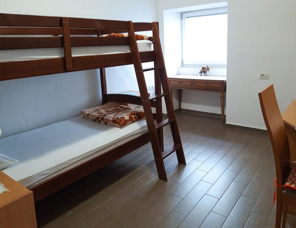 Bed, Photo of the whole room, bunk bed, hair dresser