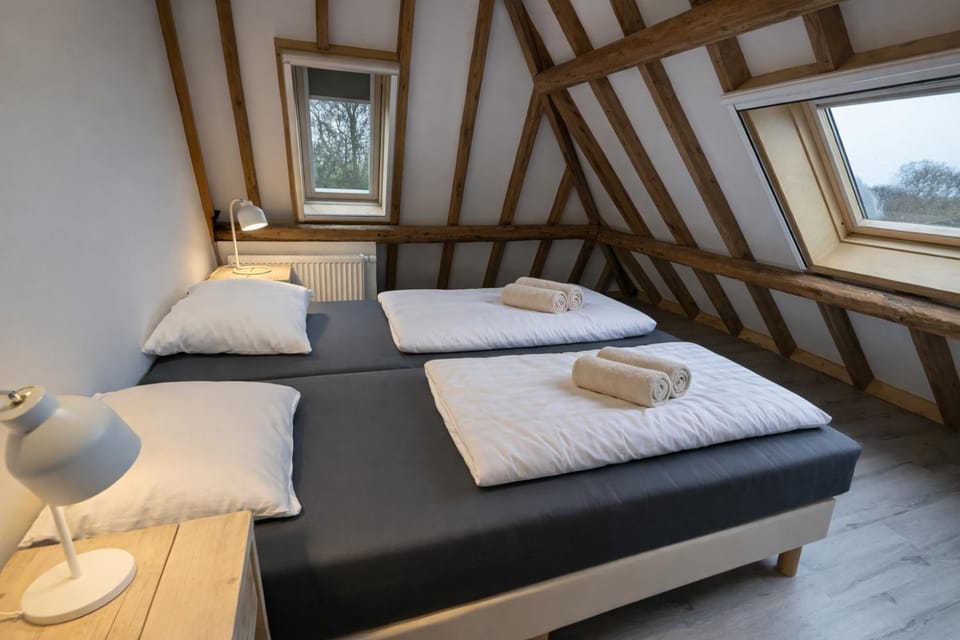 Bed, Bedroom, towels