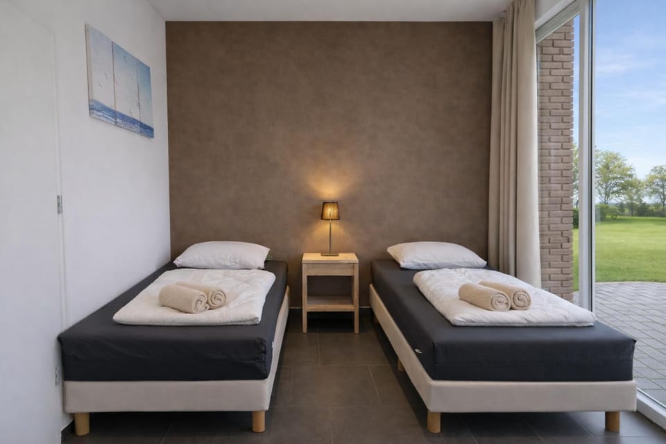 Bed, Bedroom, towels