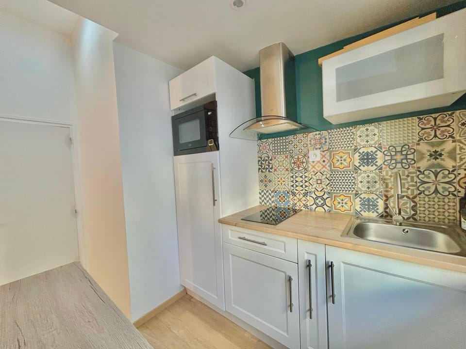 Kitchen or kitchenette, microwave, stove