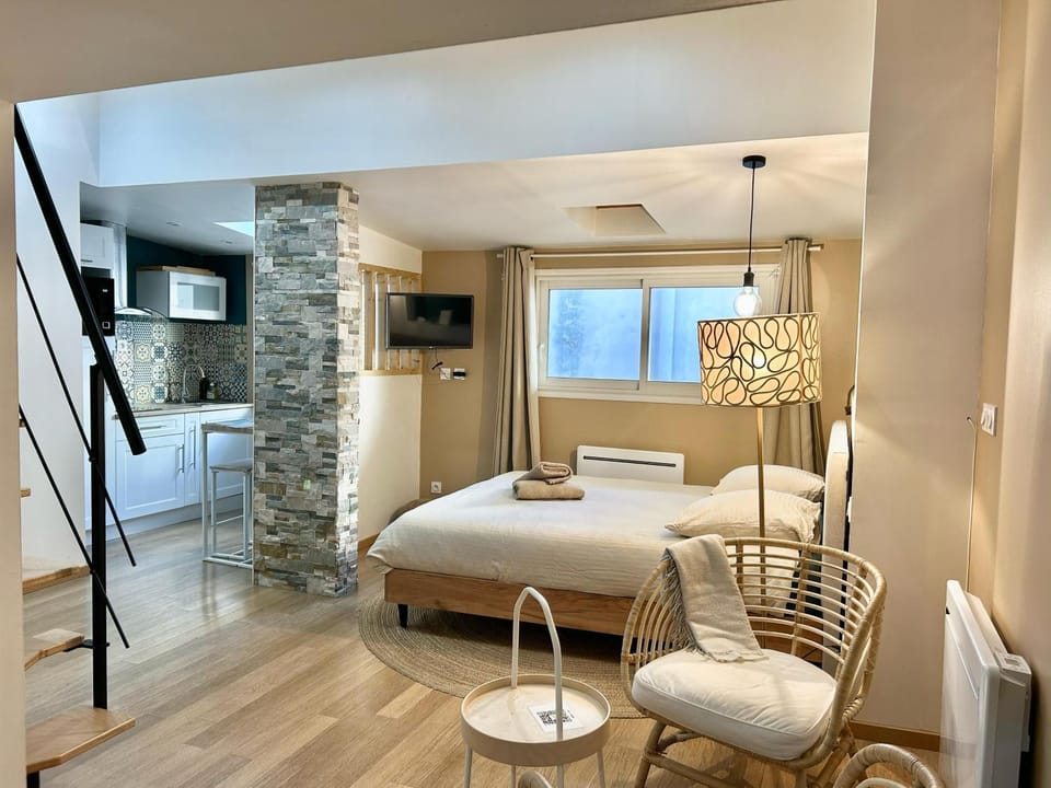 Bed, TV and multimedia, Kitchen or kitchenette, Photo of the whole room, Bedroom