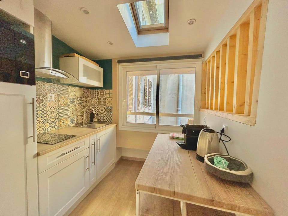 Coffee/tea facilities, Kitchen or kitchenette, microwave, stove, toaster