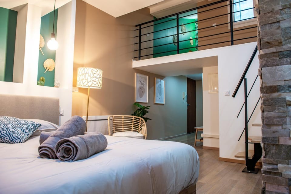 Bed, Photo of the whole room, Bedroom, towels