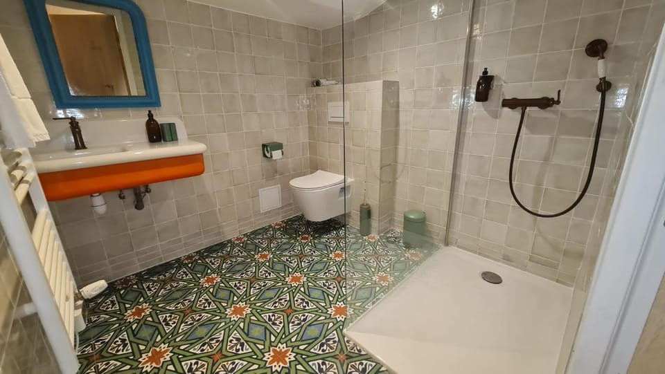 Shower, Toilet, Bathroom, towels