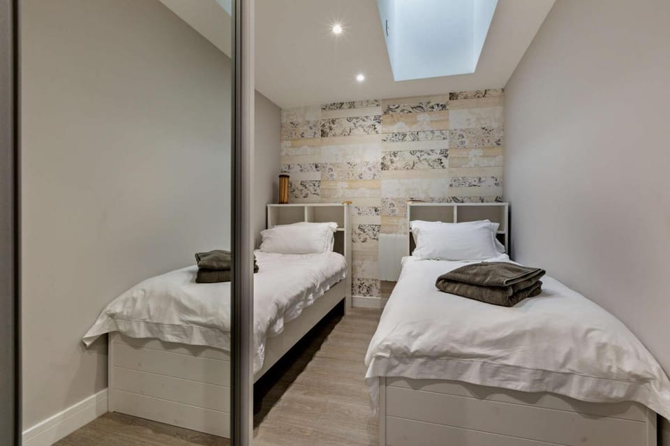 Bed, Bedroom, towels