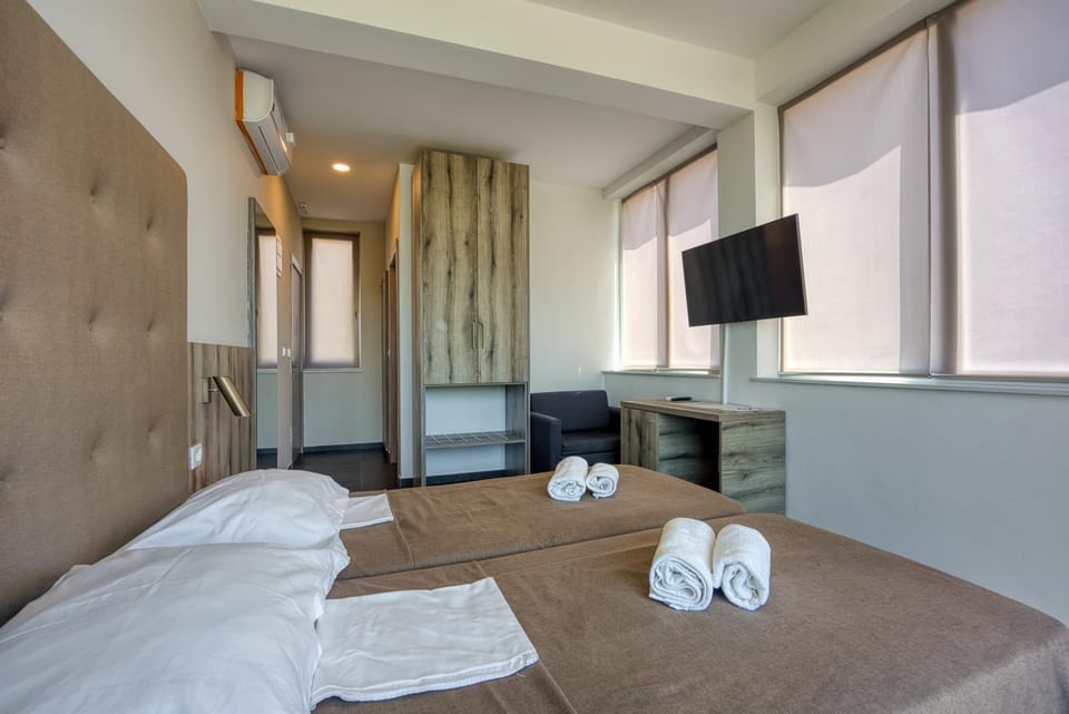 Bed, TV and multimedia, Photo of the whole room, Bedroom, wardrobe