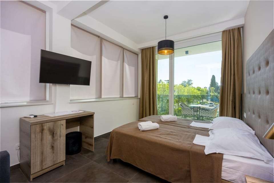 Bed, TV and multimedia, Photo of the whole room, Bedroom