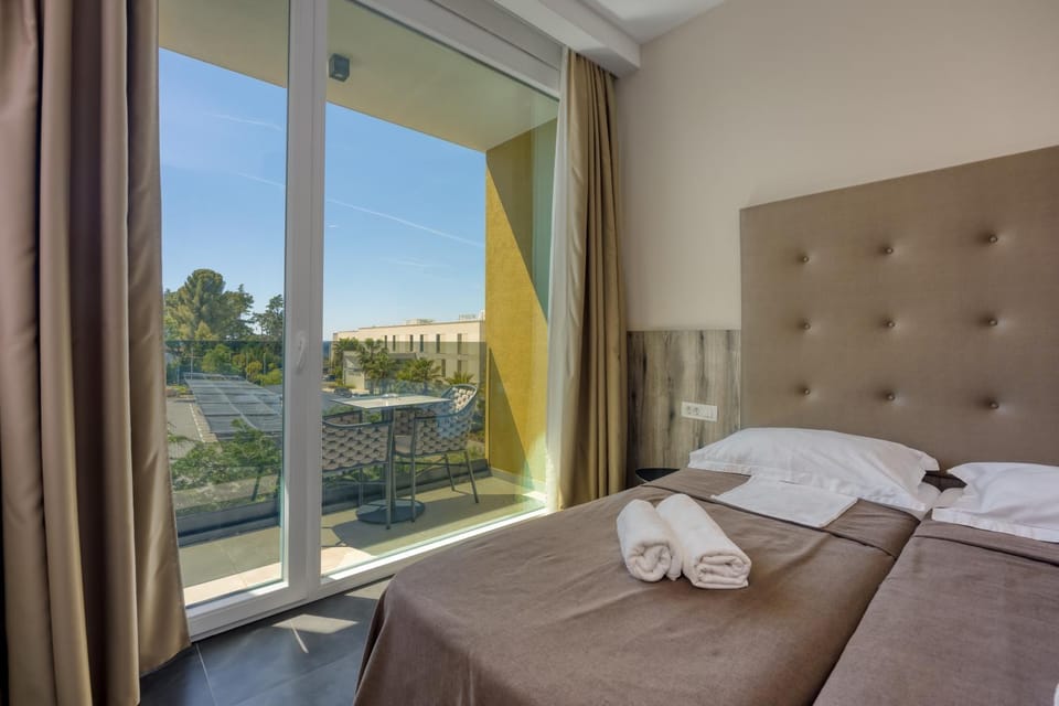 Bed, View (from property/room), Balcony/Terrace, Photo of the whole room, Bedroom