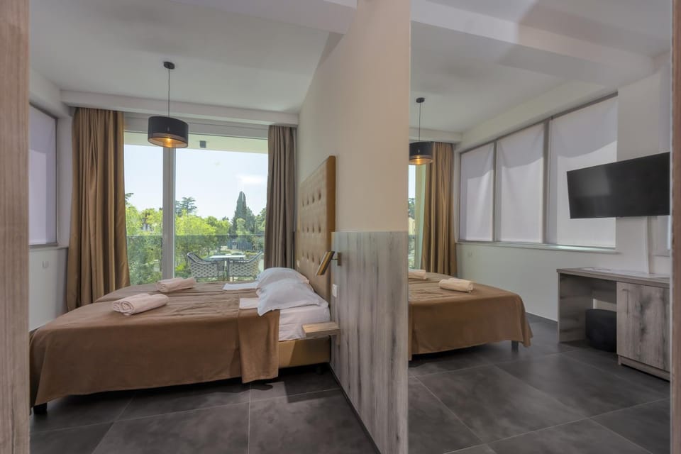 Bed, TV and multimedia, Bedroom