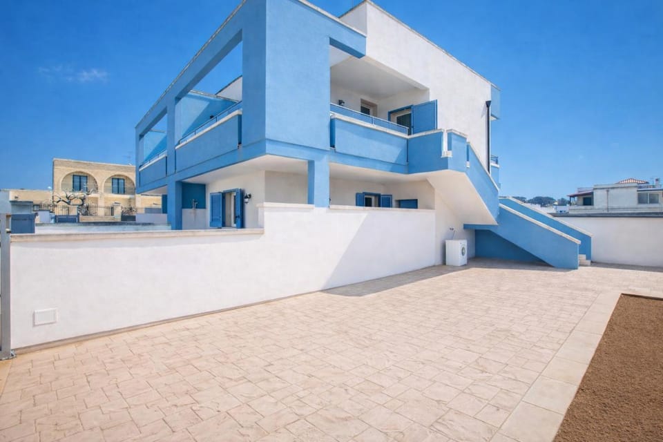 Shower, Property building, Facade/entrance, Parking, washing machine