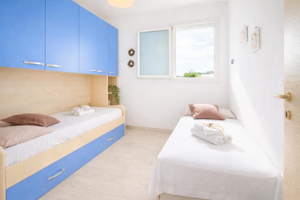 Bed, Photo of the whole room, Bedroom, towels, air conditioner