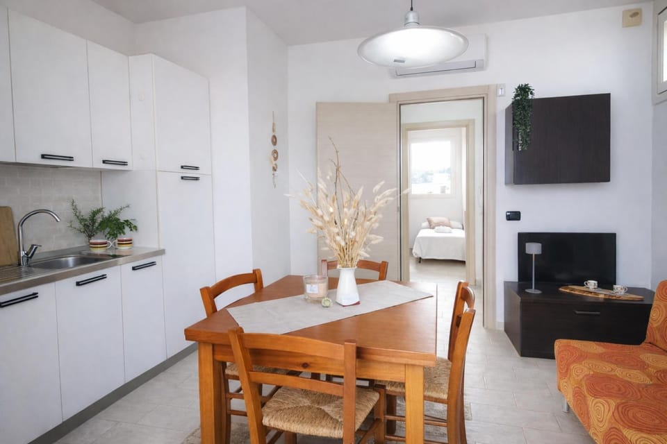 TV and multimedia, Kitchen or kitchenette, Living room, Seating area, Dining area, stove