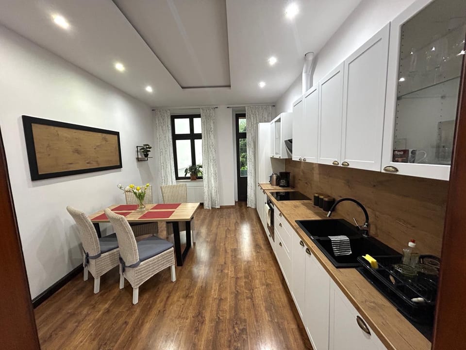 Coffee/tea facilities, Kitchen or kitchenette, Dining area, stove, toaster