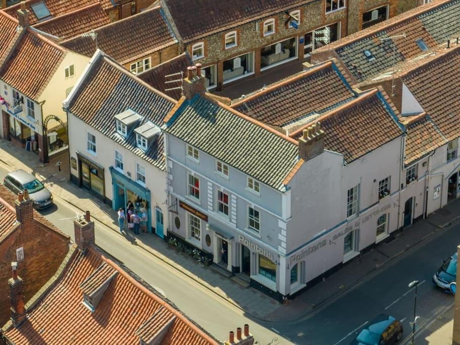 Property building, Neighbourhood, Bird's eye view, Street view, Location