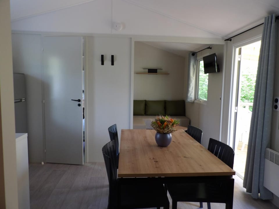 Kitchen or kitchenette, Living room, Seating area, Dining area
