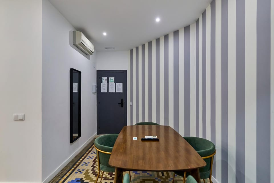 Seating area, air conditioner