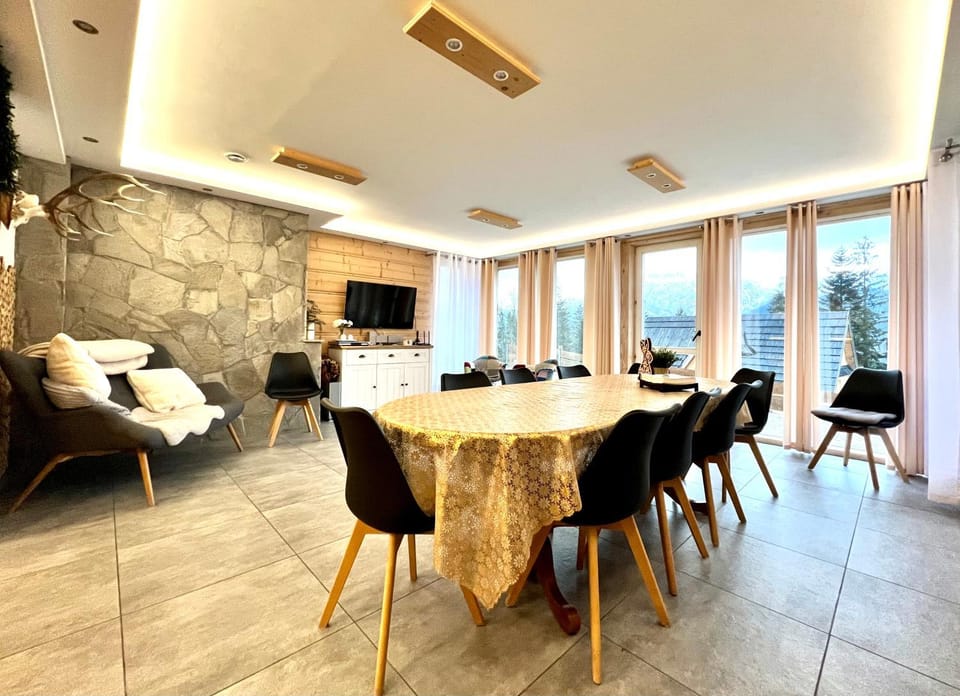 Communal lounge/ TV room, TV and multimedia, Living room, Seating area, Dining area, Evening entertainment