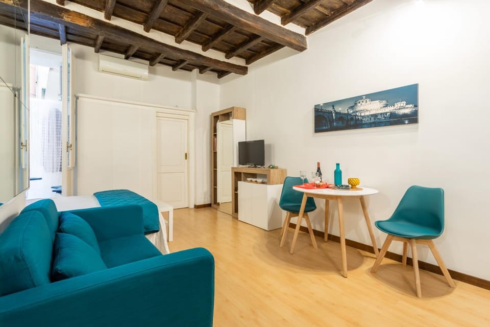 TV and multimedia, Living room, Seating area, Dining area, Bedroom