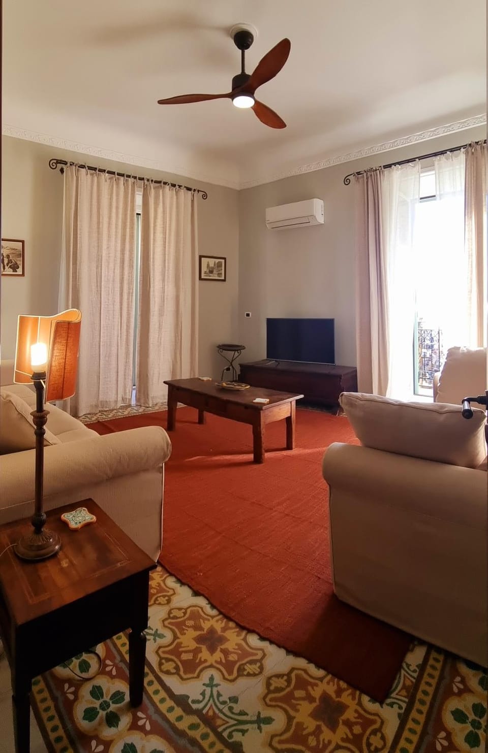 Communal lounge/ TV room, TV and multimedia, Living room, Photo of the whole room, Seating area, Evening entertainment, Bedroom, fireplace