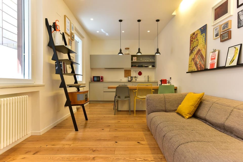 Kitchen or kitchenette, Living room, Seating area, Dining area