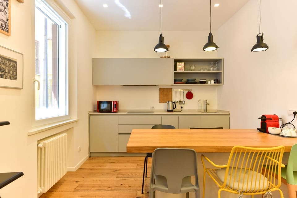 Coffee/tea facilities, Kitchen or kitchenette, Dining area, minibar