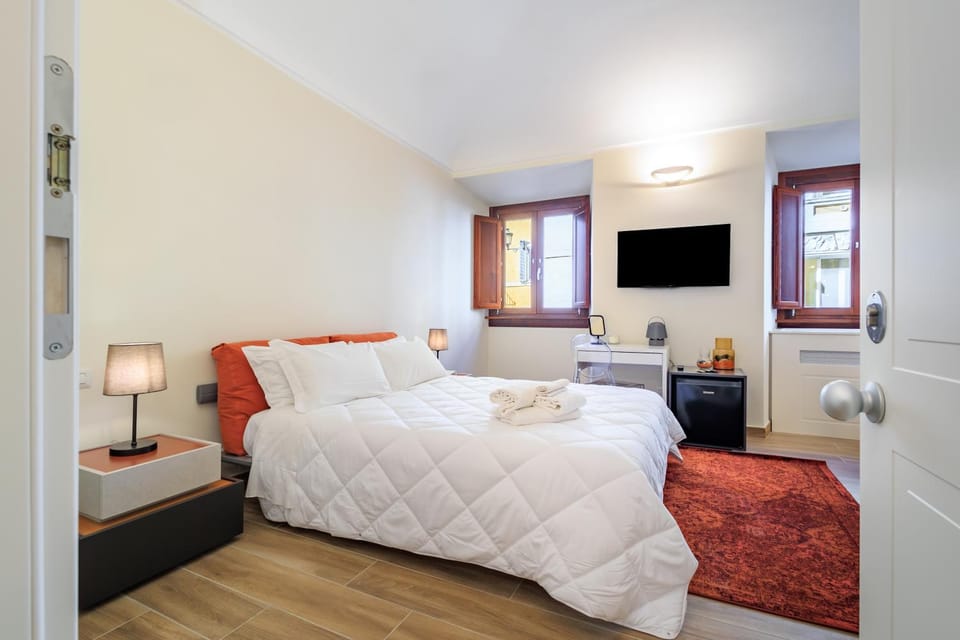 Bed, Bedroom, towels