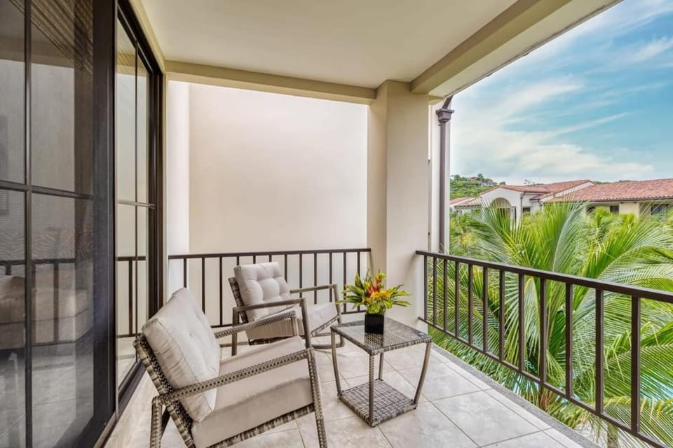 3-Bedroom 2-Bath Condo Overlooking Pool House in Coco