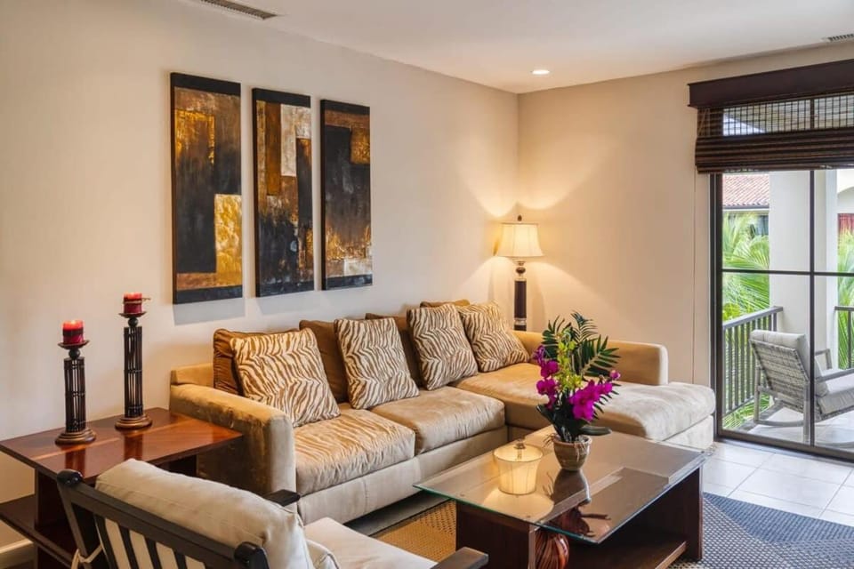 3-Bedroom 2-Bath Condo Overlooking Pool House in Coco