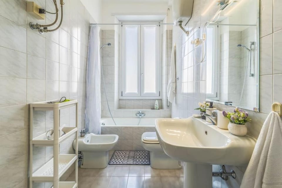 Shower, Toilet, Bathroom, Bath, bidet, towels