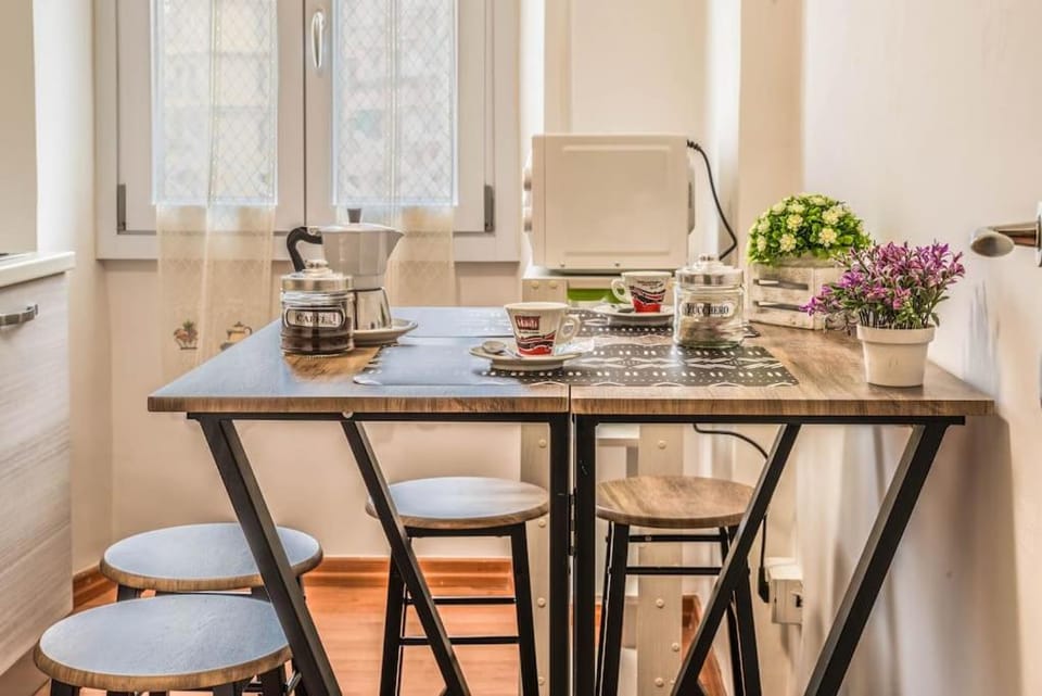 Coffee/tea facilities, Kitchen or kitchenette, Dining area