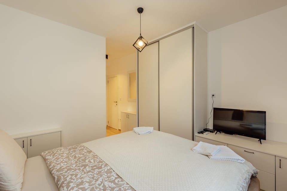 Bed, TV and multimedia, Bedroom, towels, wardrobe