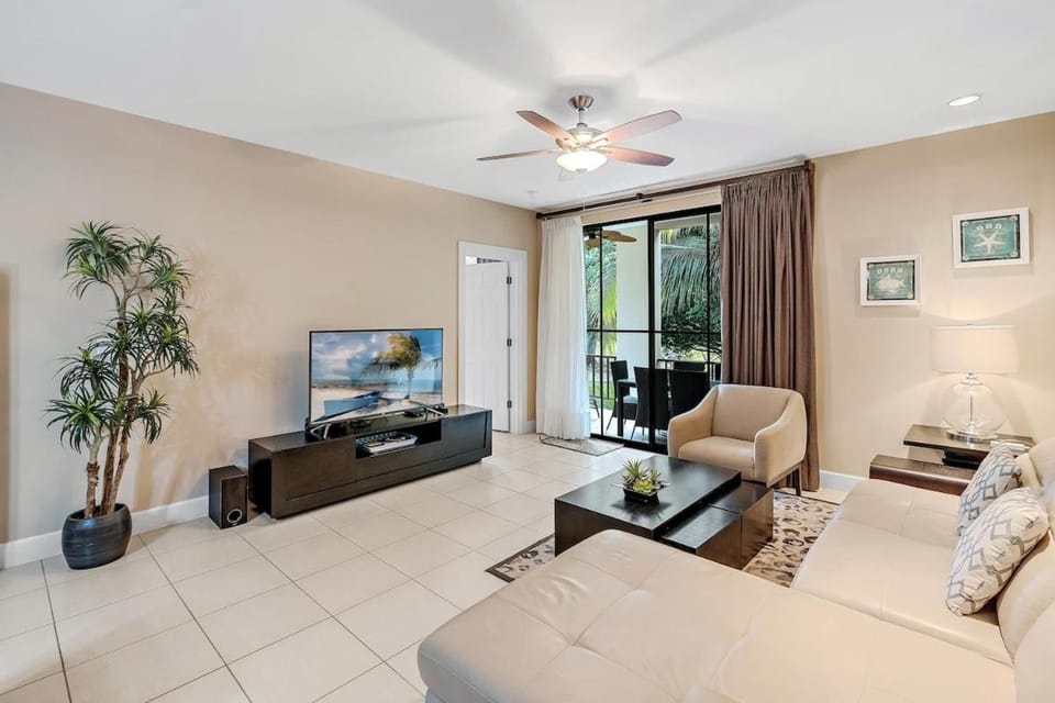 TV and multimedia, Living room, Seating area, Evening entertainment, fireplace